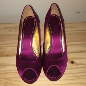 Nine West: Fuscia open toed heels